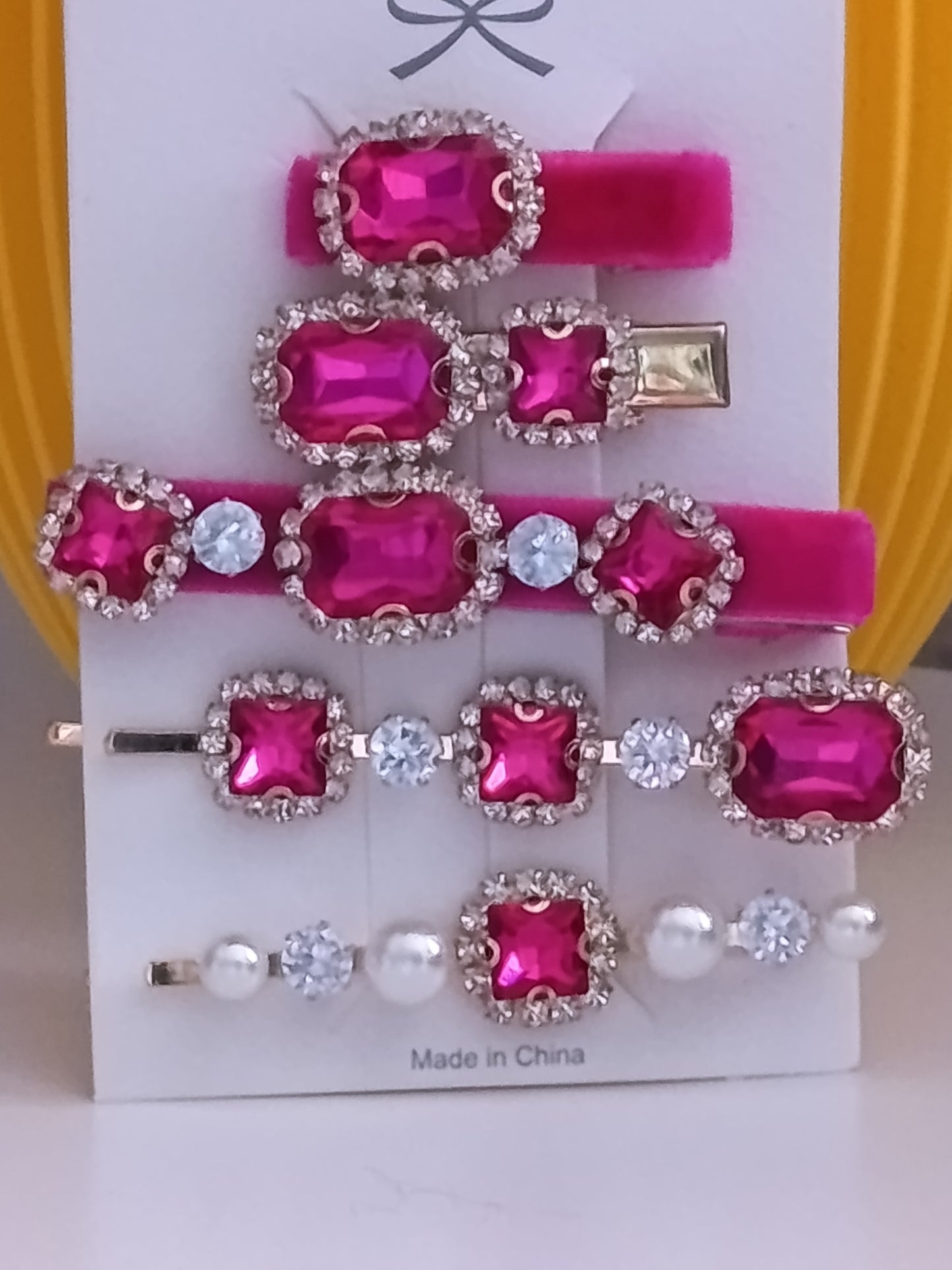 Lot de 3 pinces crocrodiles, et 2 barrettes de couleur fuchsia avec strass, le tout bien brillant