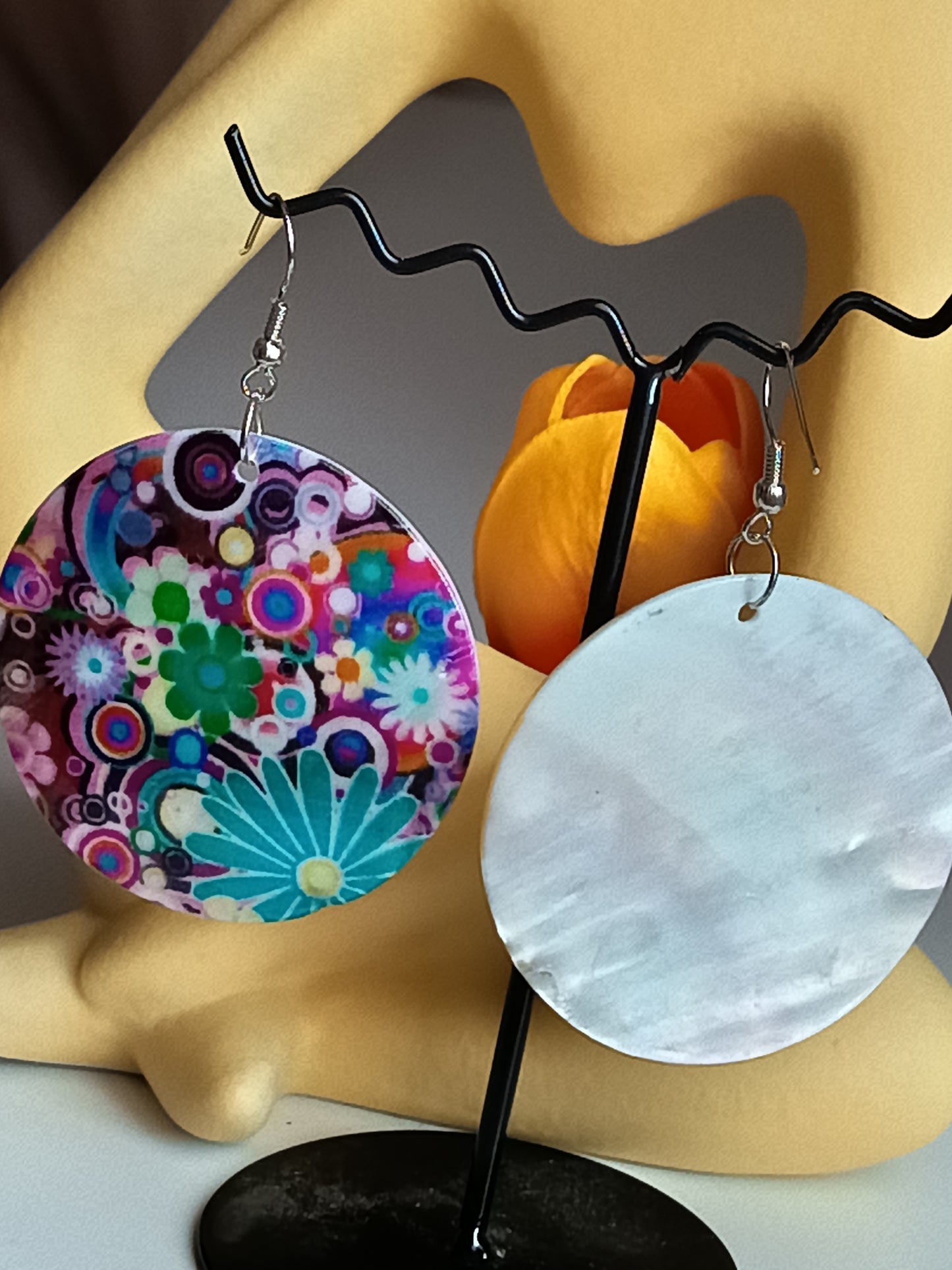 Boucles d'oreilles réversibles "Duo Eclat" en nacre naturelle et motif floral Pop