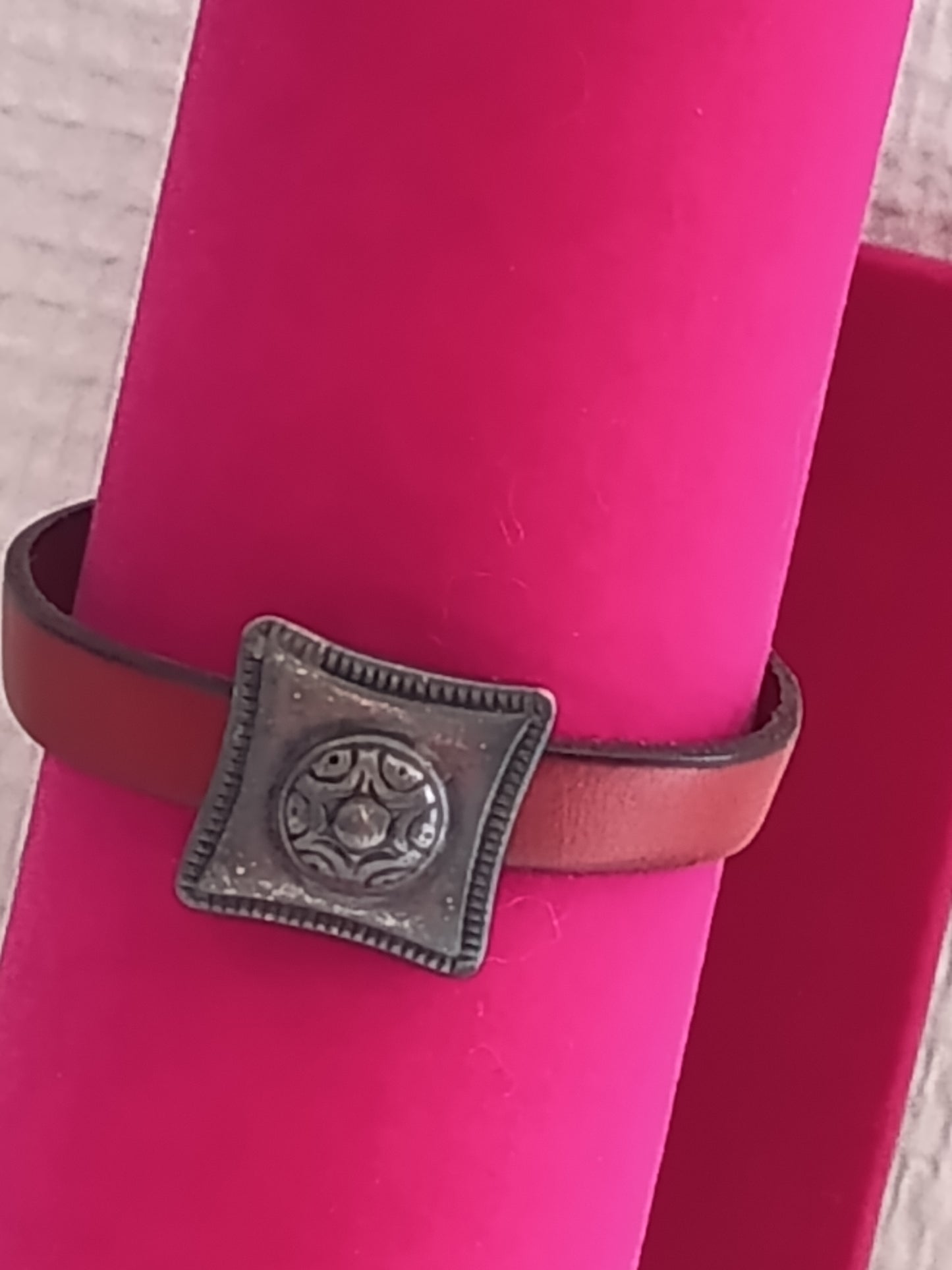 Bracelet Cuir Rouge "Esprit Bohème" – Ornement Médiéval en Métal Vieilli