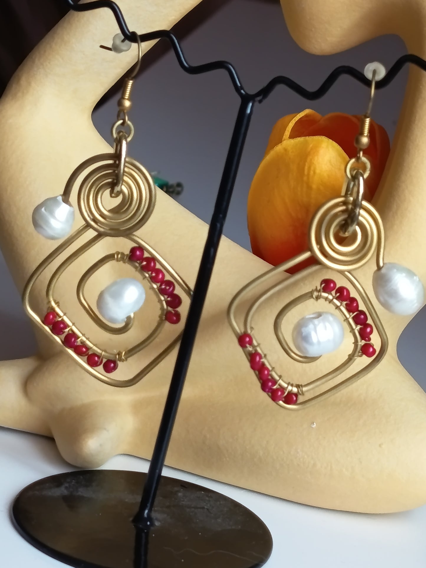 ✨ Boucles d'oreilles artisanales dorées : perles blanches & touches rouges ❤️