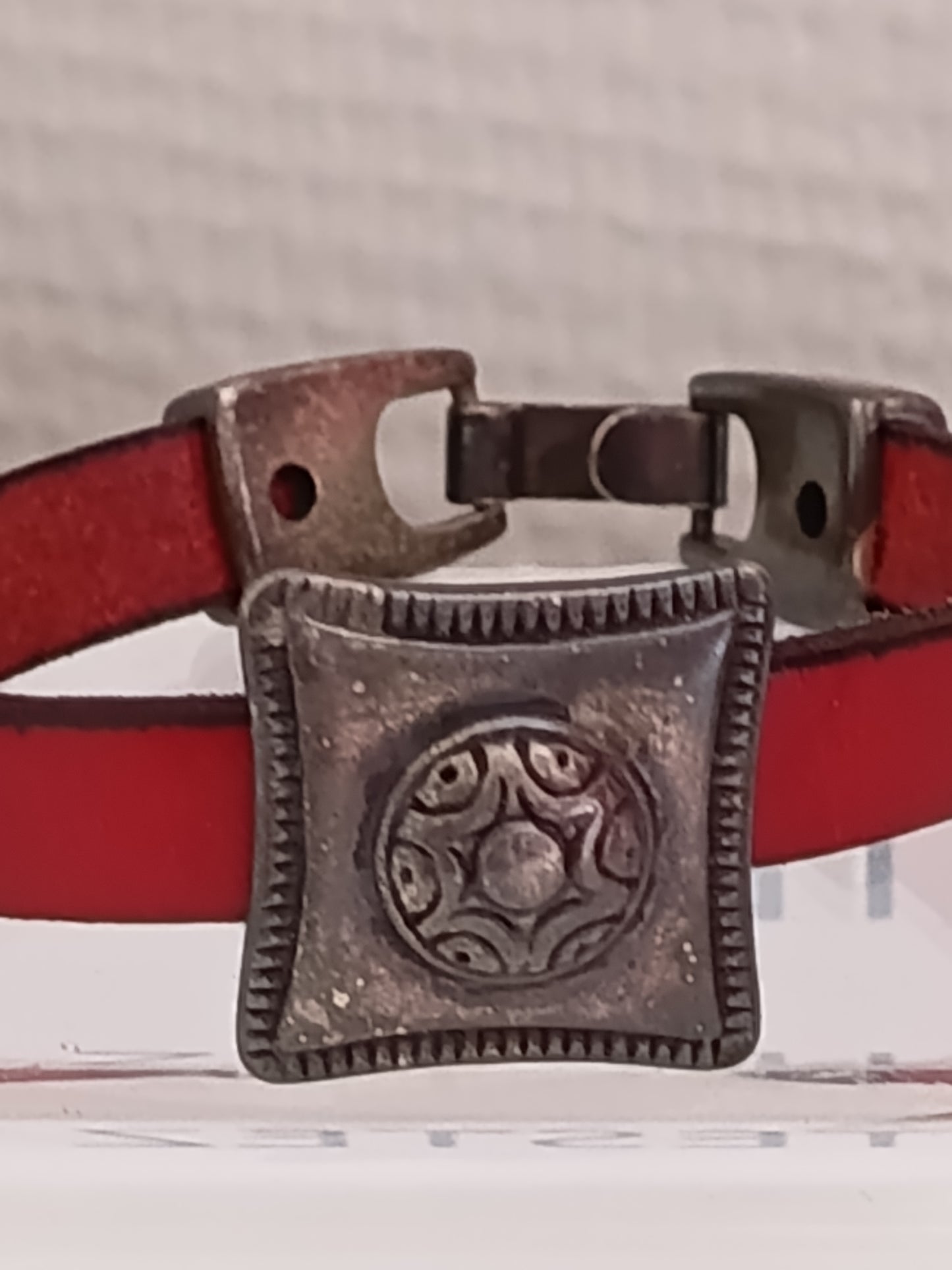 Bracelet Cuir Rouge "Esprit Bohème" – Ornement Médiéval en Métal Vieilli