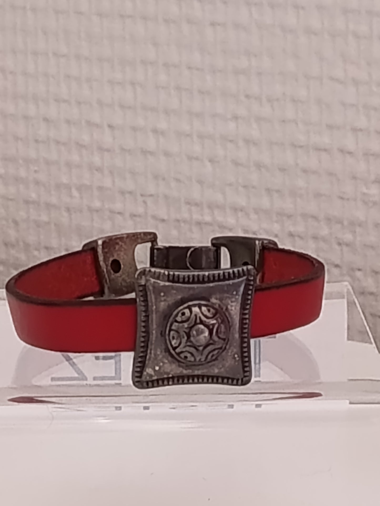Bracelet Cuir Rouge "Esprit Bohème" – Ornement Médiéval en Métal Vieilli