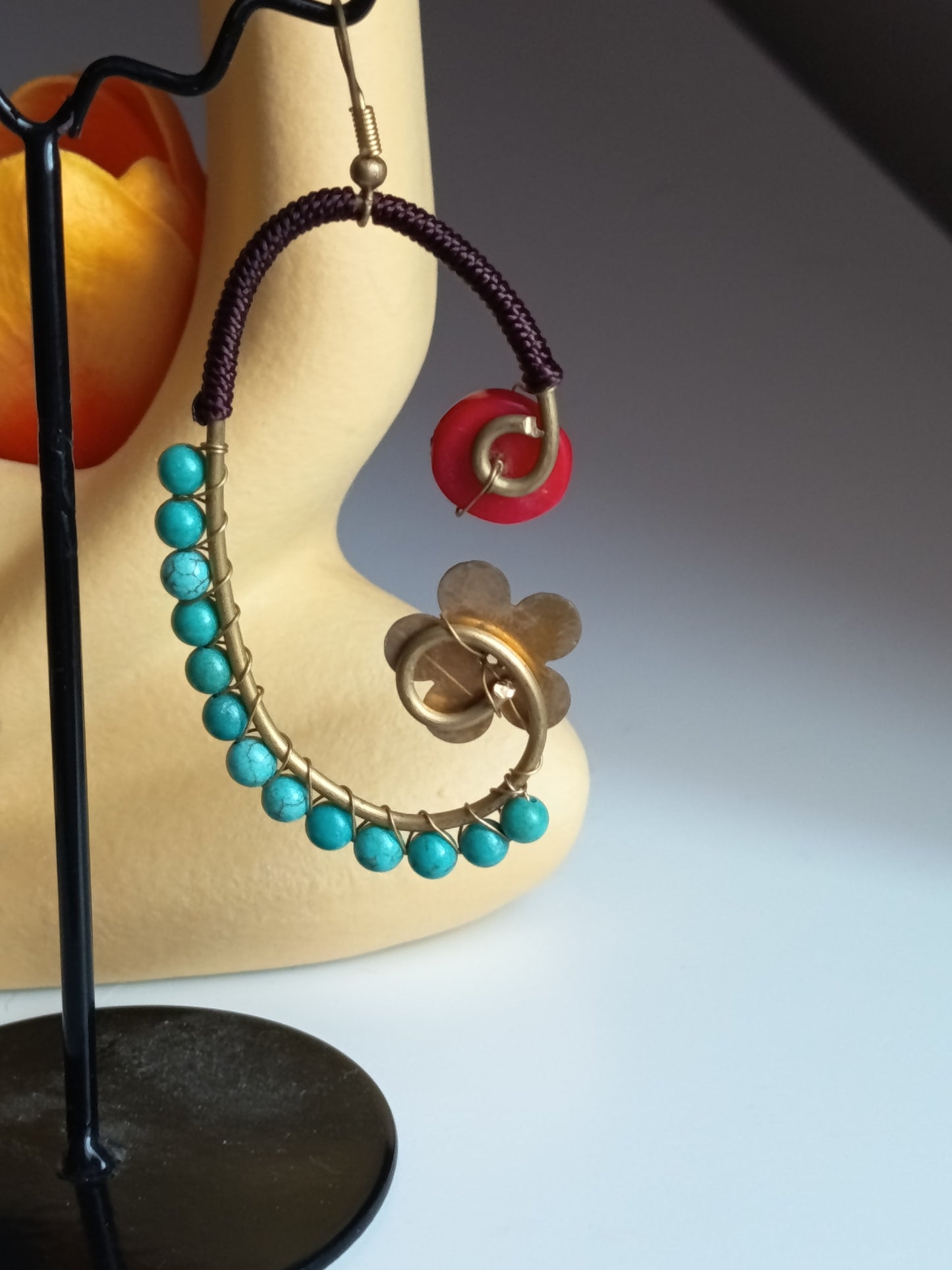 Créoles Ethniques "Lune de Jade" – Perles Turquoise & Fleur de Laiton Cisclée