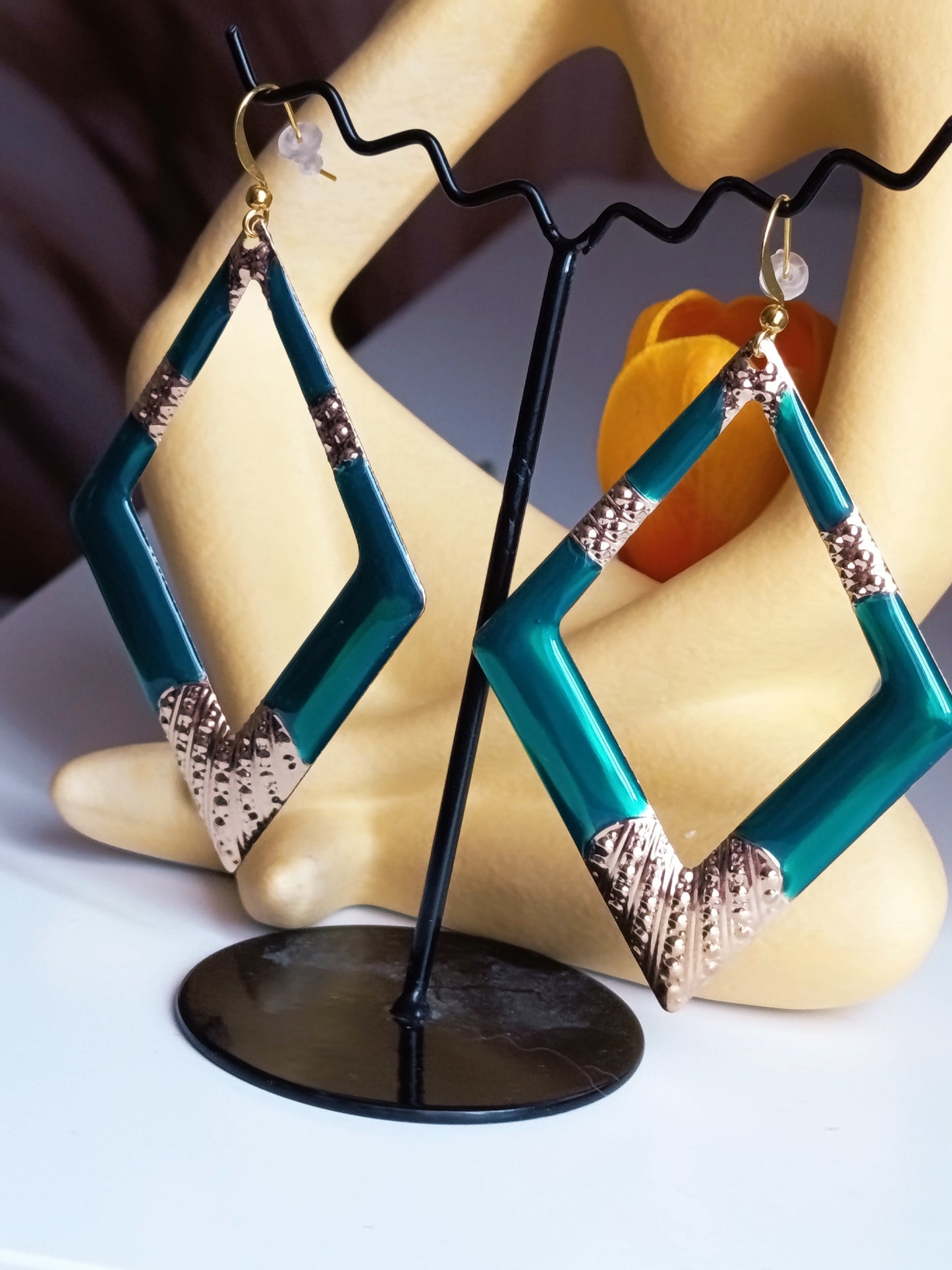 💎 Éclat Géométrique : Boucles d'Oreilles Losanges Émeraude & Or 💎