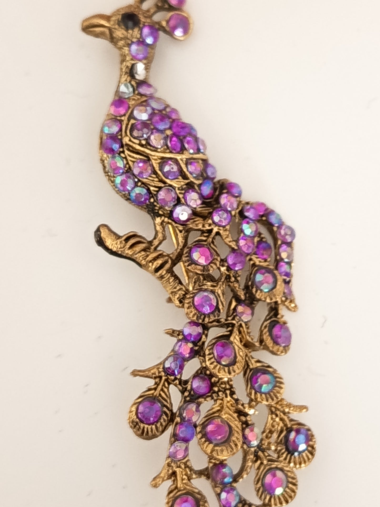 🌺🦚Broche Paon Royale Vintage, Cristal Violet, rose & Aurore Boréale et finition dorée Antique🦚🌺