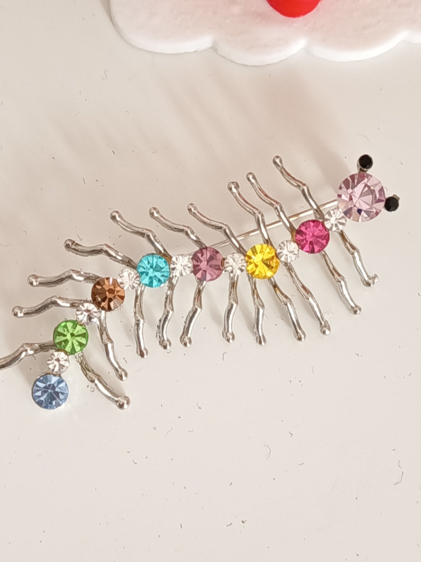 🐛 Broche fantaisie "Mille-Pattes" Arc-en-Ciel –Cristaux Étincelants & Finition Argentée ✨