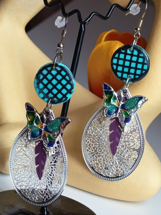 Boucles d'oreilles pendantes artisanales papillon coloré et motif filigrane argenté