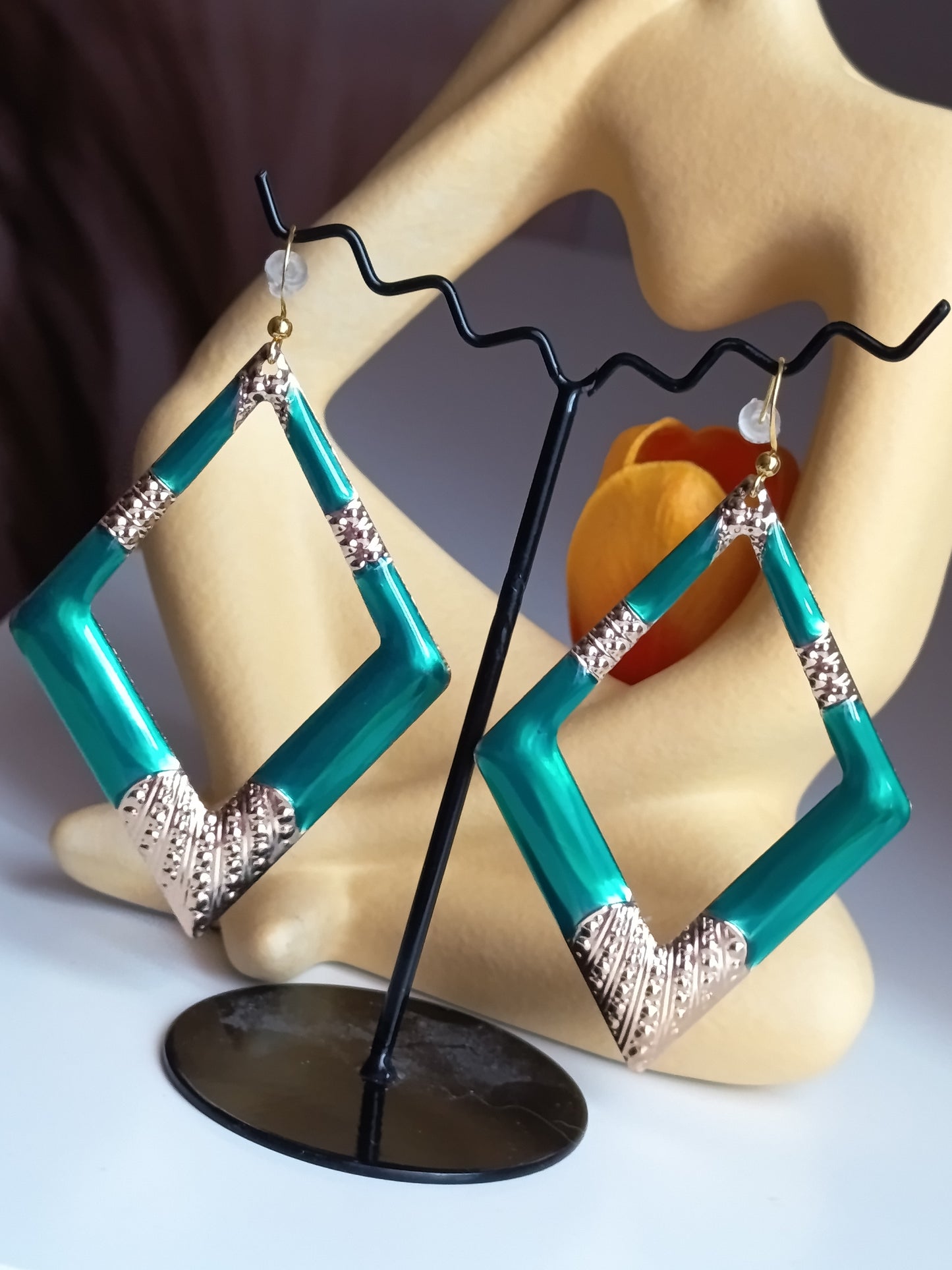 💎 Éclat Géométrique : Boucles d'Oreilles Losanges Émeraude & Or 💎