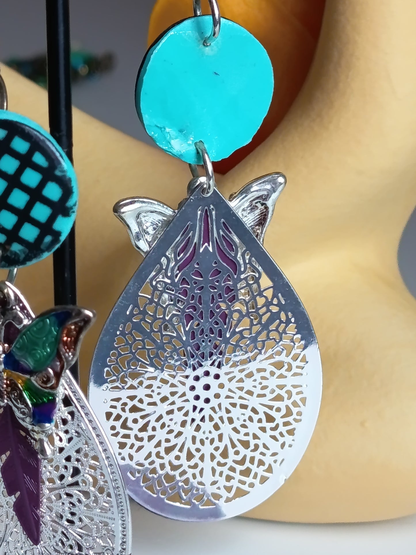 🦋✨ Boucles d'oreilles artisanales "Papillon & Filigrane" : L'accessoire chic et original pour sublimer votre style ! 💎🌸🎨