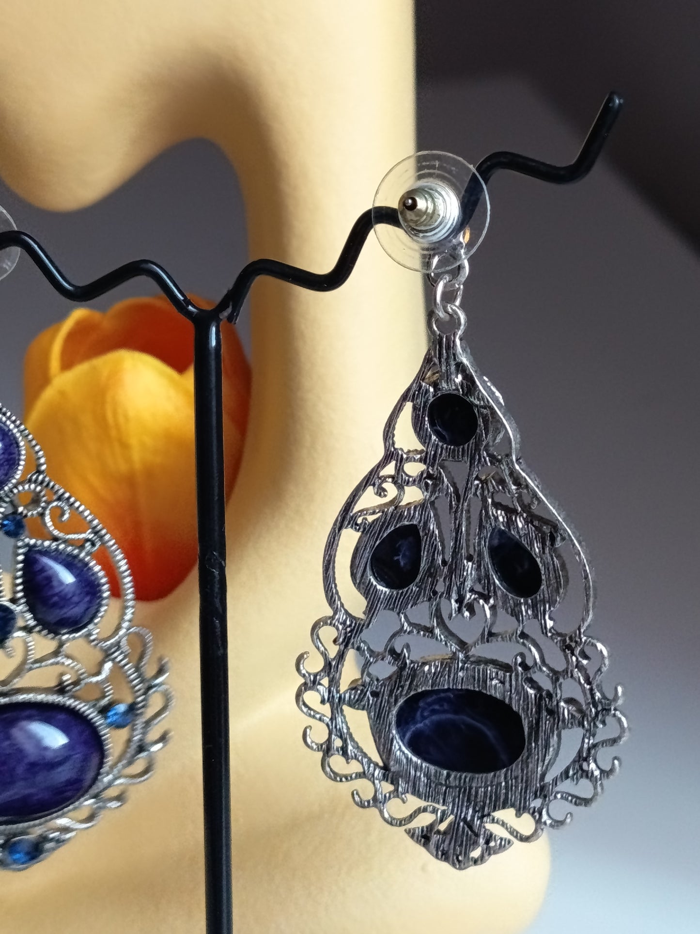 Zoom sur les finitions du métal argenté et le système de fixation arrière des boucles d'oreilles. 🛠️