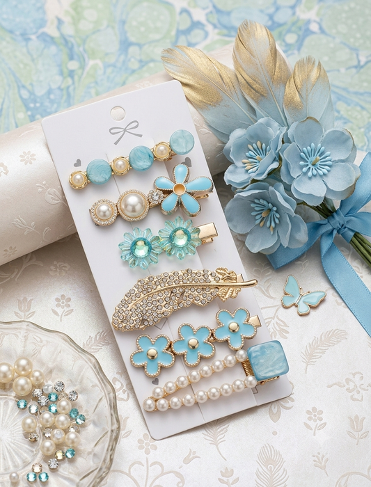Ensemble de six pinces crocrodile à cheveux élégantes aux tons bleu pastel, ornées de perles, de fleurs et de strass dorés, présentées sur un support blanc