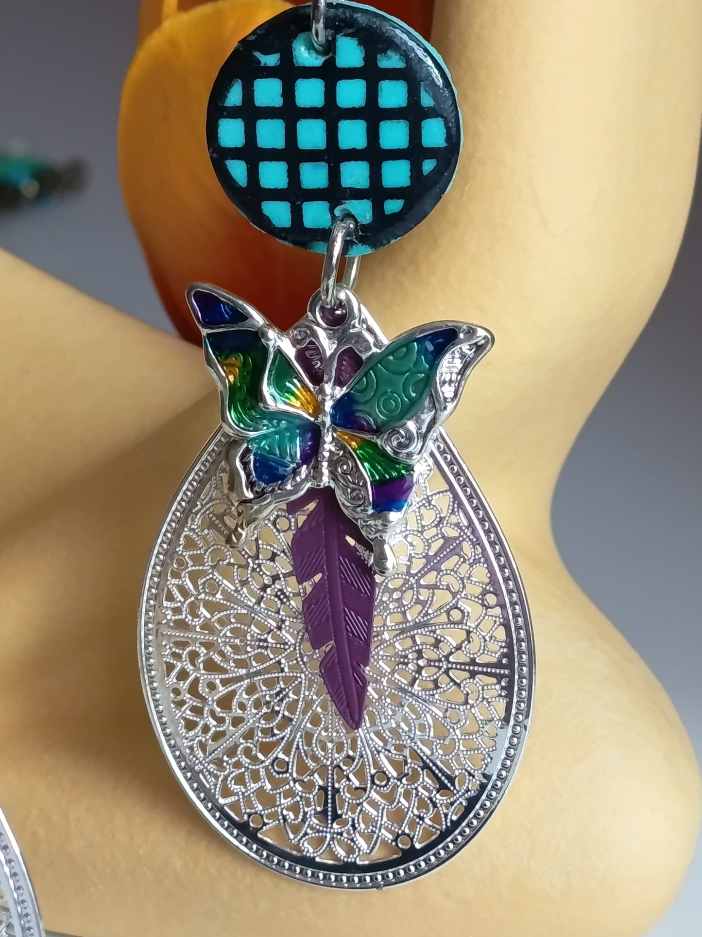 🦋✨ Boucles d'oreilles artisanales "Papillon & Filigrane" : L'accessoire chic et original pour sublimer votre style ! 💎🌸🎨