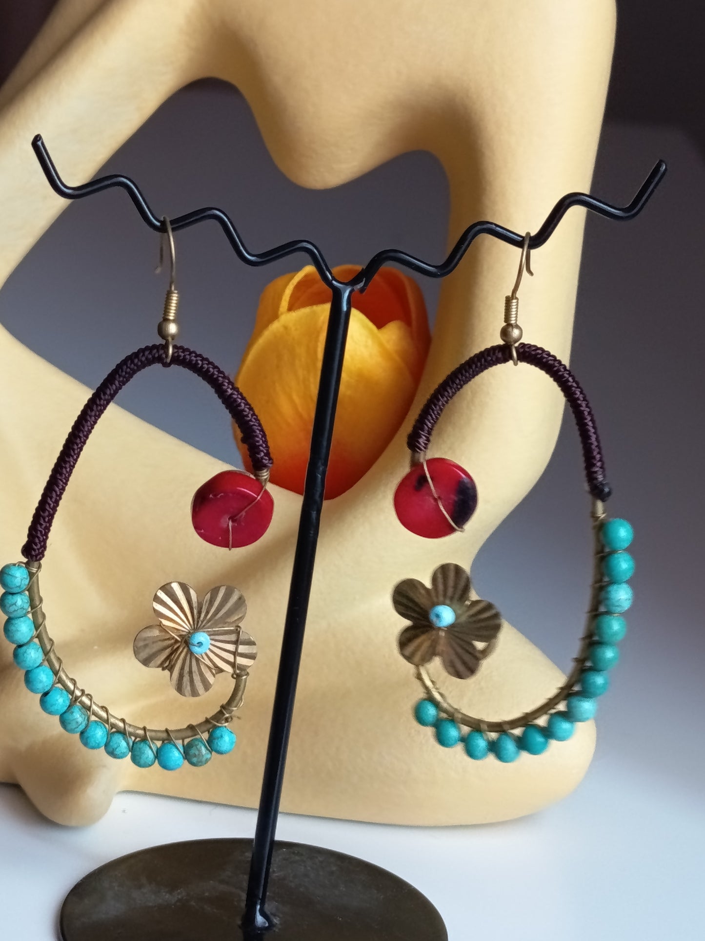 Créoles Ethniques "Lune de Jade" – Perles Turquoise & Fleur de Laiton Cisclée