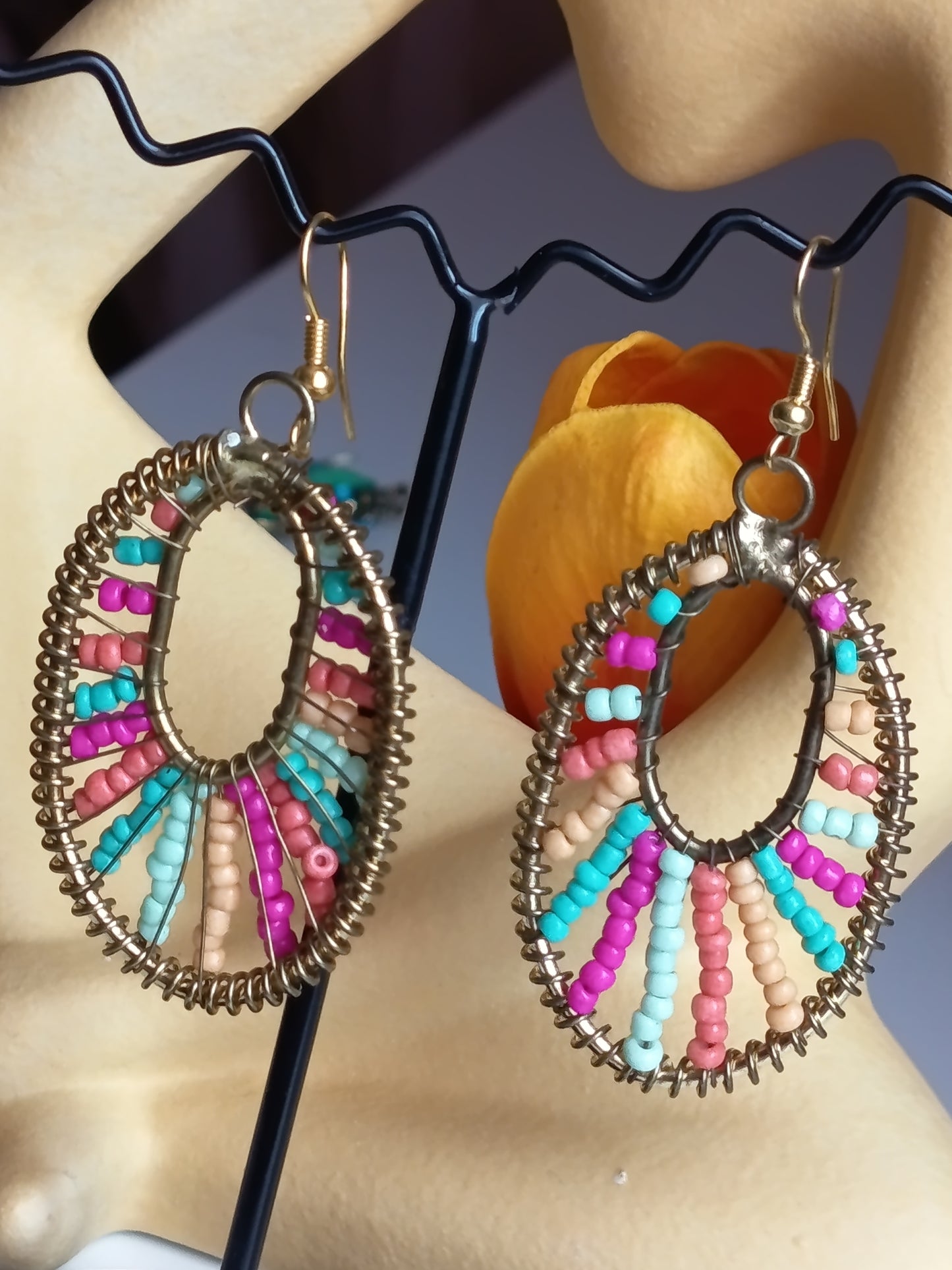 ✨ Boucles d’oreilles pendantes artisanales – Design ovale et perles colorées ✨
