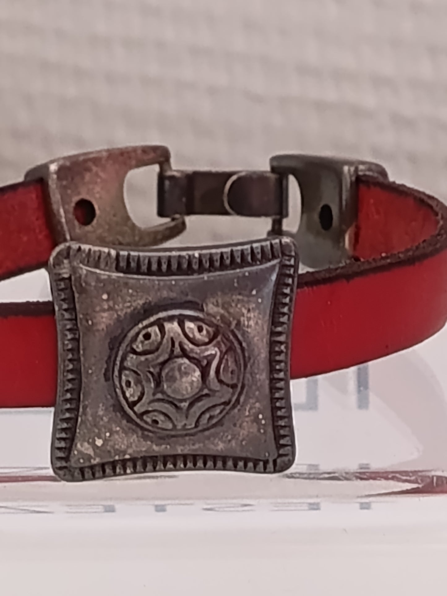 Bracelet Cuir Rouge "Esprit Bohème" – Ornement Médiéval en Métal Vieilli