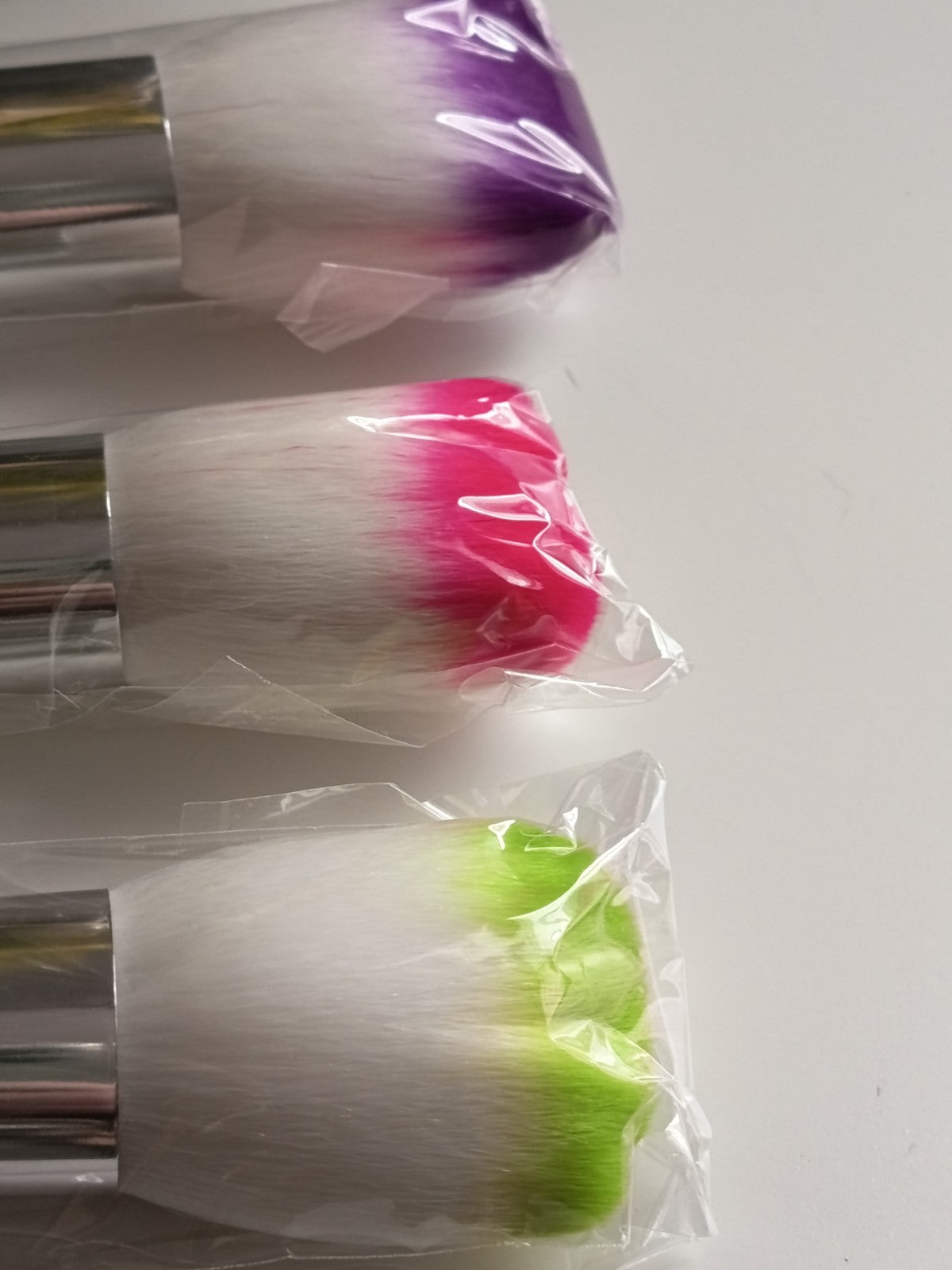 Pinceau de maquillage, au choix parmi 3 couleurs (violet, rose ou vert)