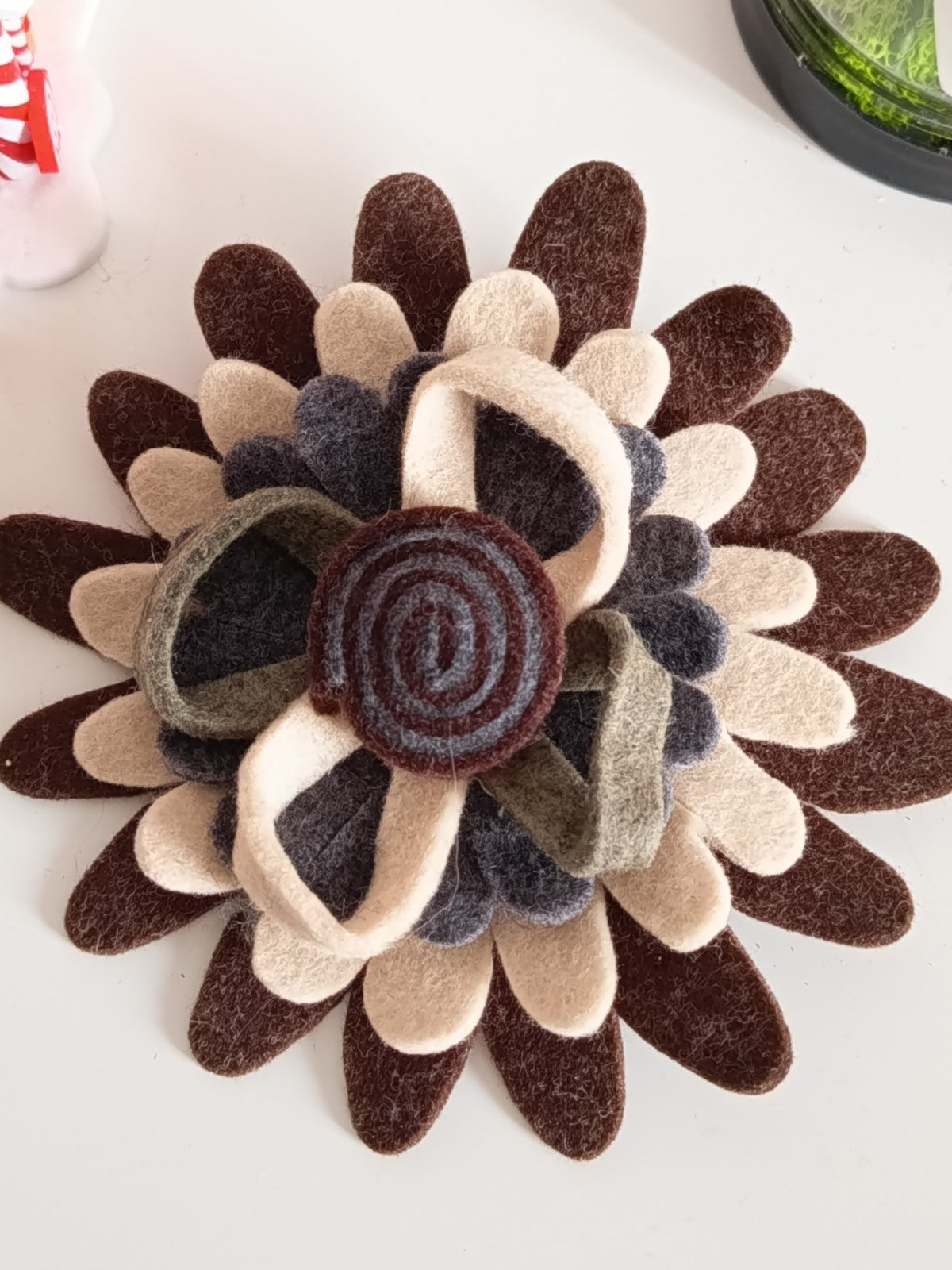 🏵️🦋Très grande broche artisanale en feutrine avec pétales multicouches et un coeur en spirale🦋🏵️