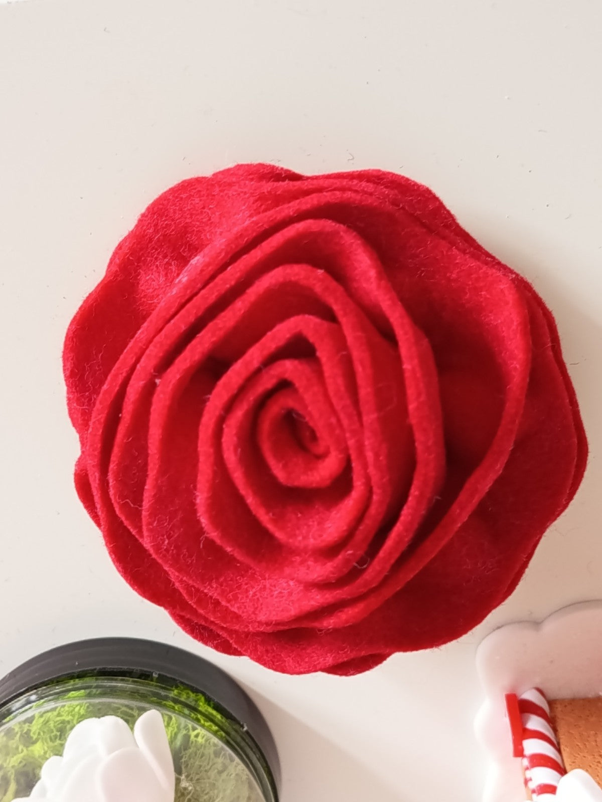 ✨🏵️ Broche Fleur de Rose en Laine Feutrée Rouge - Accessoire Elégant🏵️✨