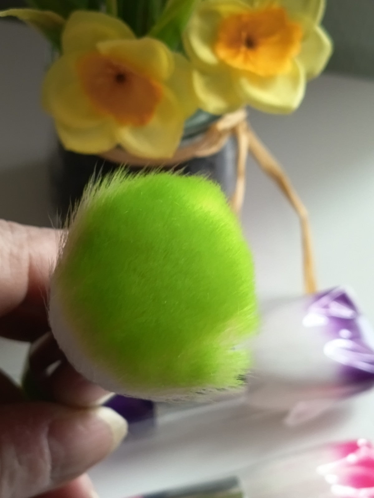 Pinceau de maquillage, au choix parmi 3 couleurs (violet, rose ou vert)