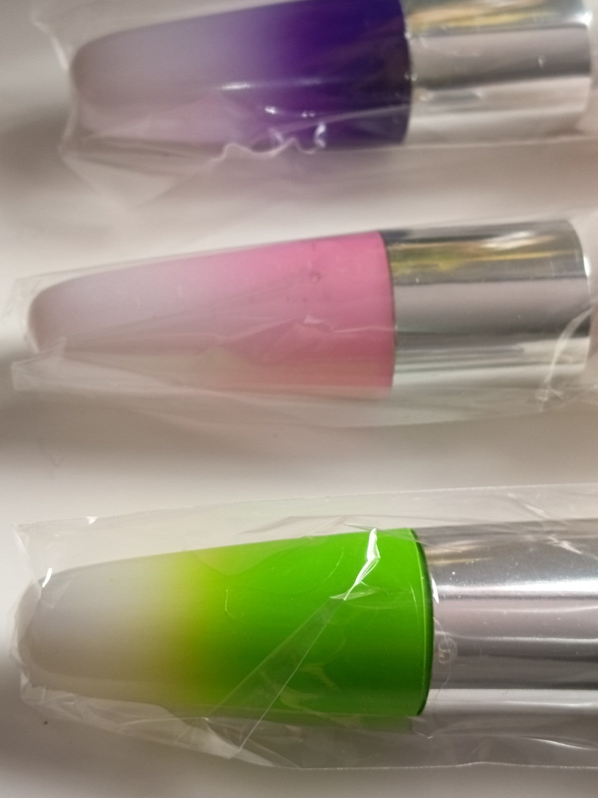 Pinceau de maquillage, au choix parmi 3 couleurs (violet, rose ou vert)