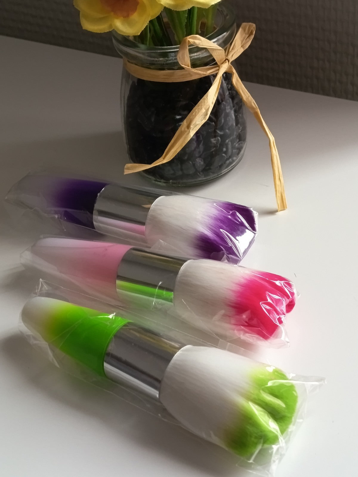 Pinceau de maquillage, au choix parmi 3 couleurs (violet, rose ou vert)