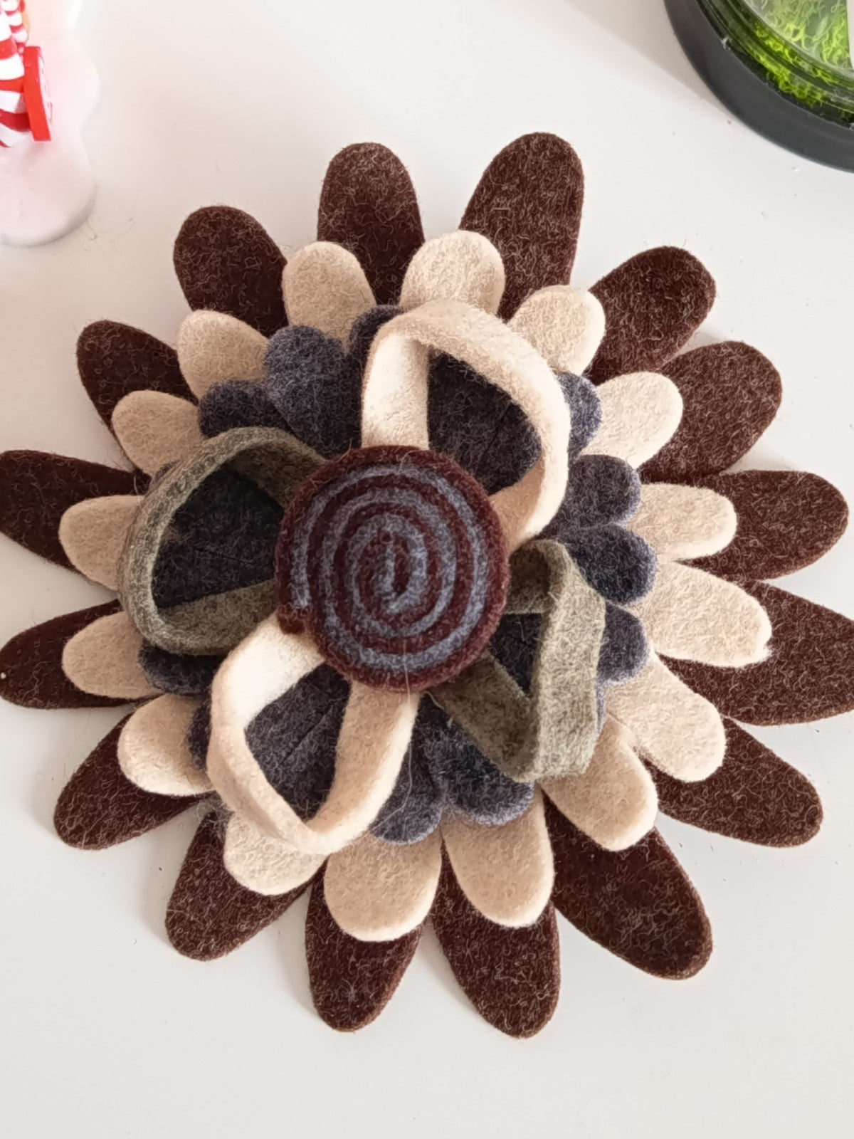 🏵️🦋Très grande broche artisanale en feutrine avec pétales multicouches et un coeur en spirale🦋🏵️
