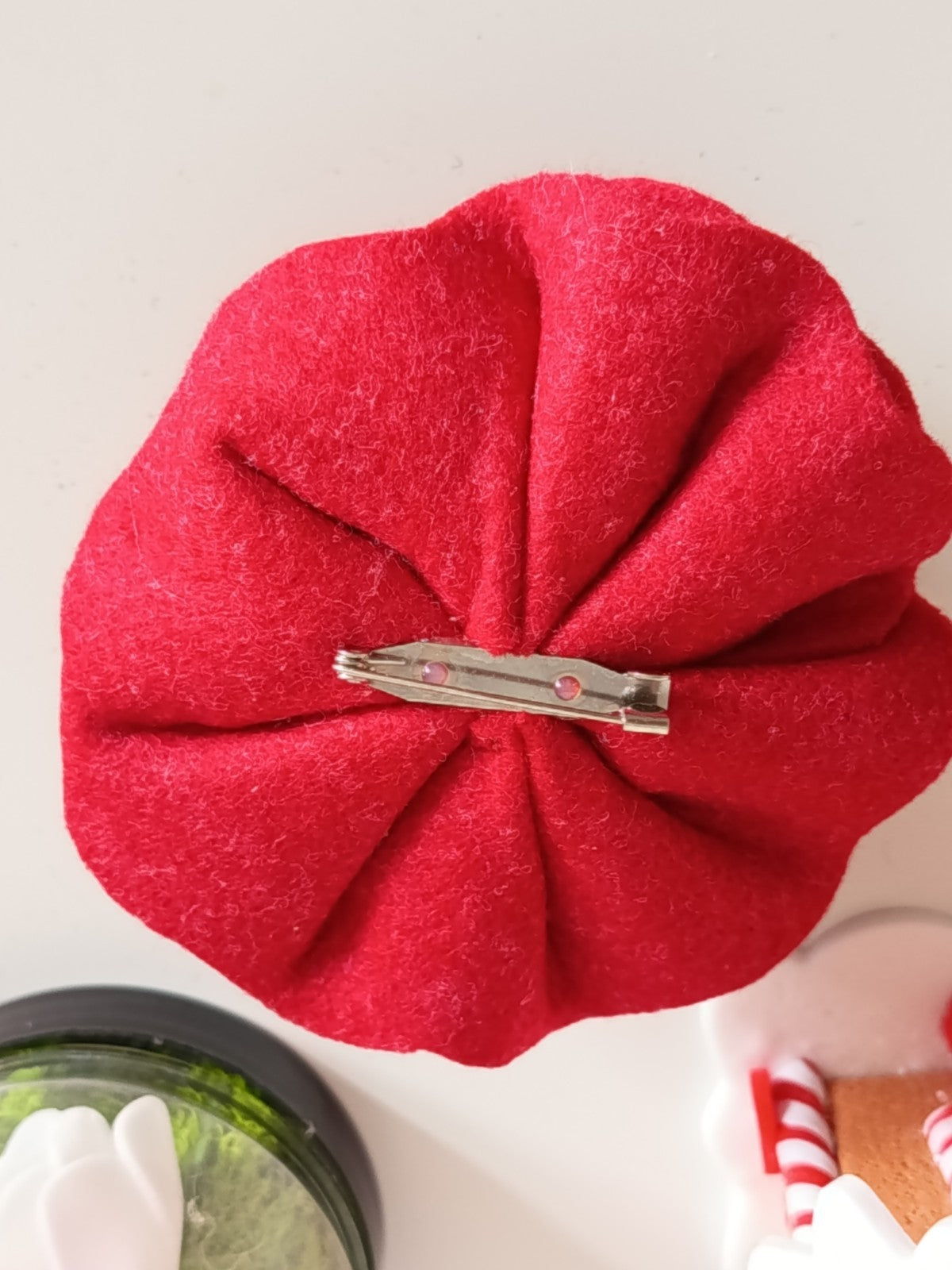 ✨🏵️ Broche Fleur de Rose en Laine Feutrée Rouge - Accessoire Elégant🏵️✨