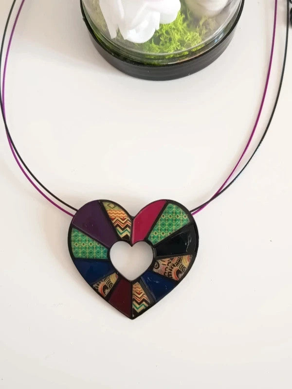 Collier avec un pendentif coeur de différentes couleurs, sans nickel, n°1