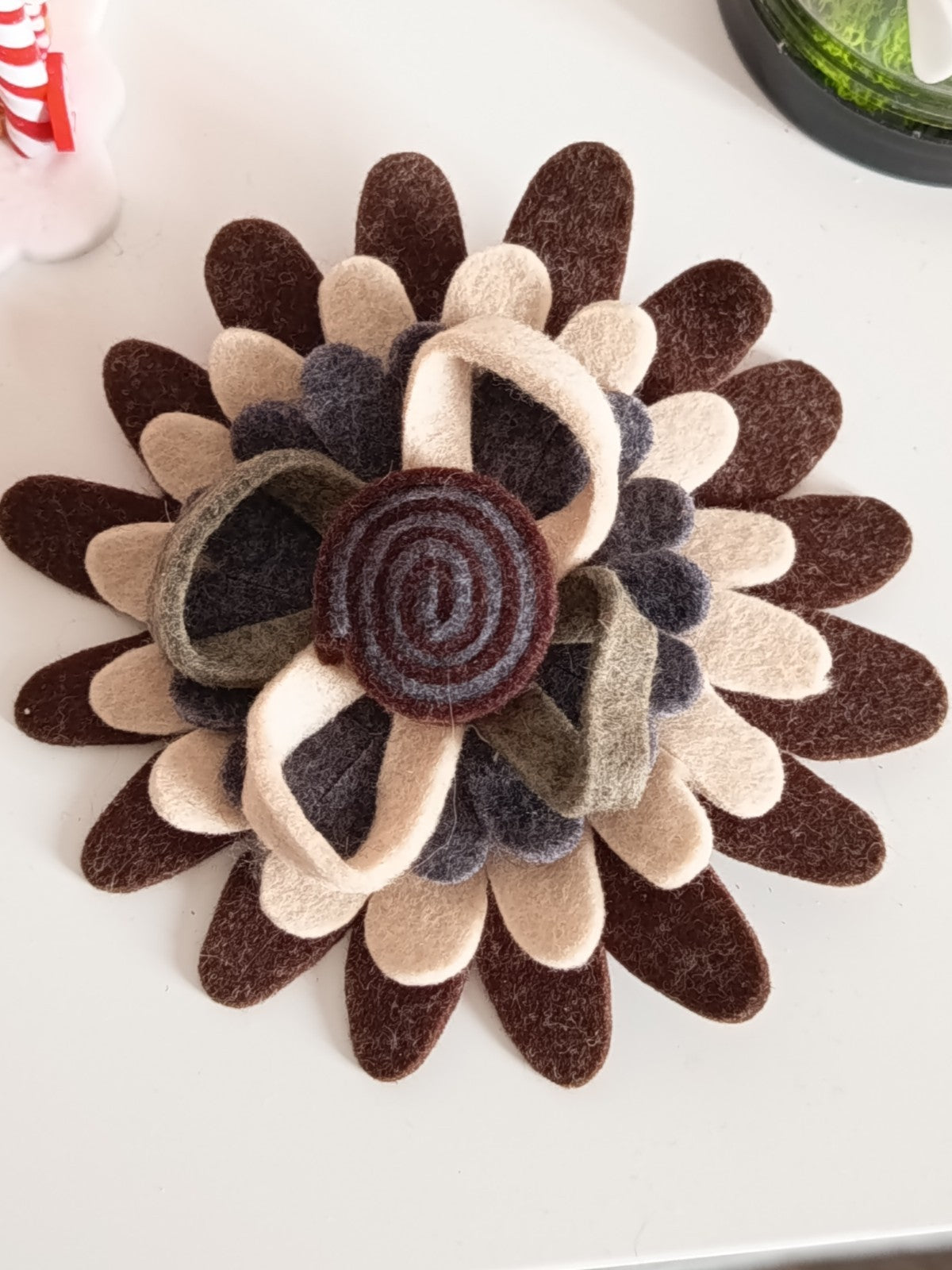 🏵️🦋Très grande broche artisanale en feutrine avec pétales multicouches et un coeur en spirale🦋🏵️