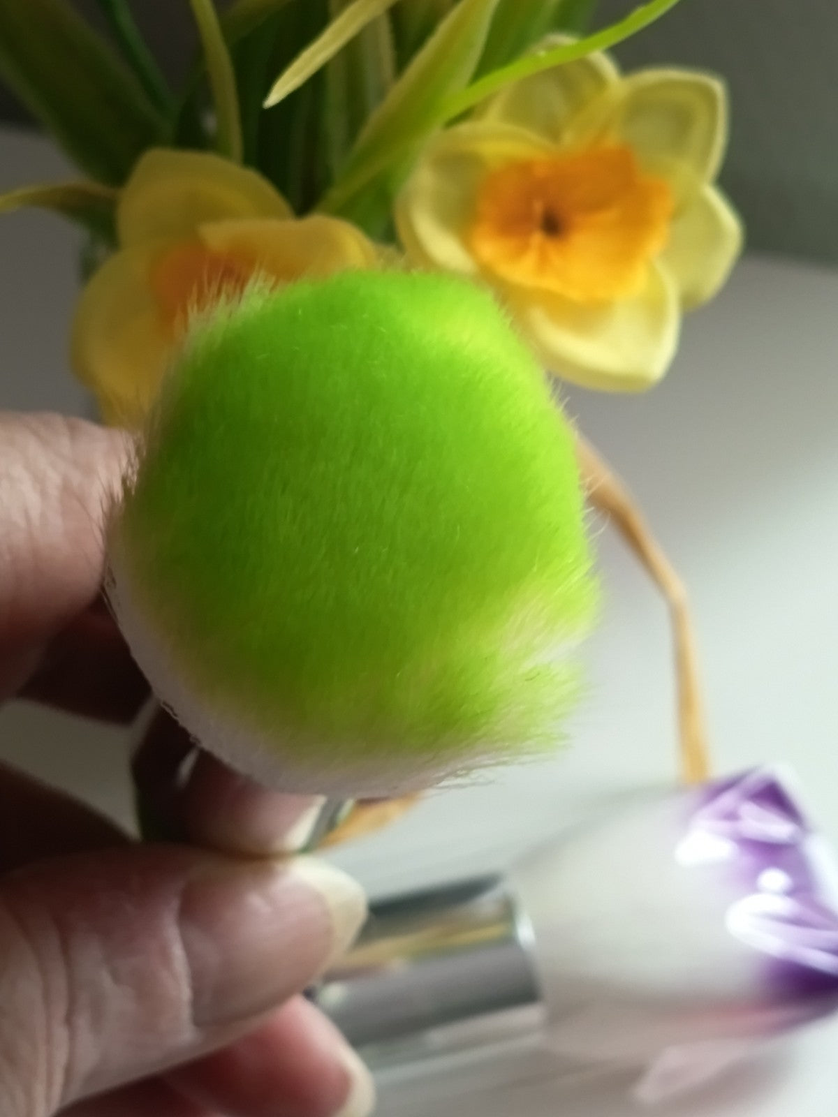 Pinceau de maquillage, au choix parmi 3 couleurs (violet, rose ou vert)