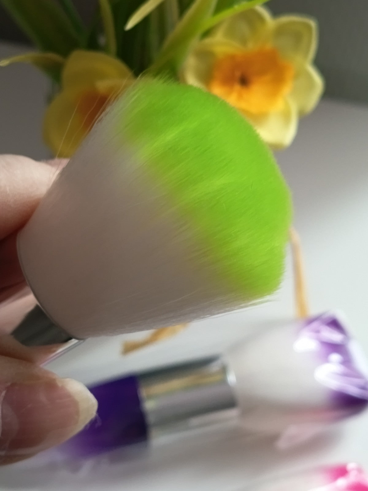 Pinceau de maquillage, au choix parmi 3 couleurs (violet, rose ou vert)
