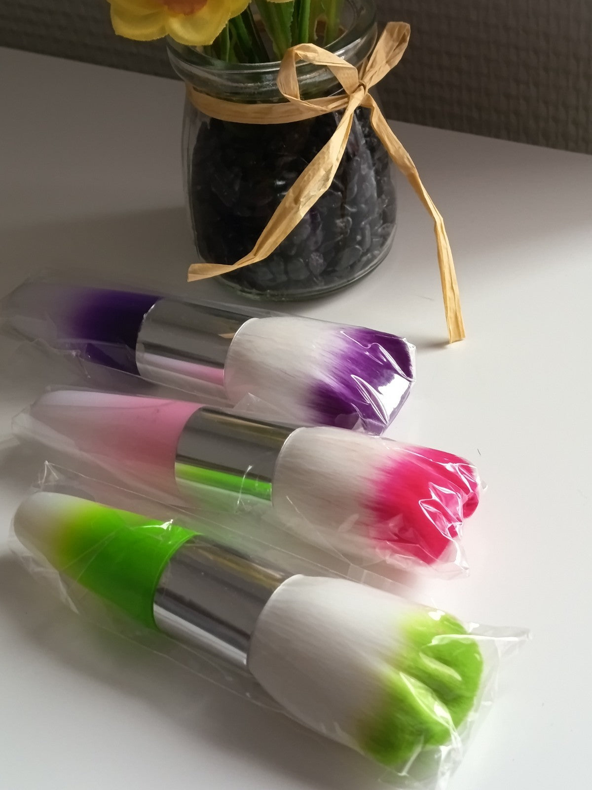 Pinceau de maquillage, au choix parmi 3 couleurs (violet, rose ou vert)