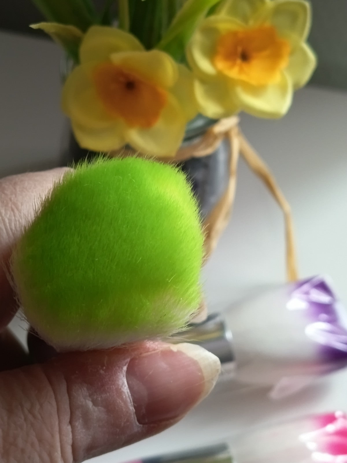 Pinceau de maquillage, au choix parmi 3 couleurs (violet, rose ou vert)