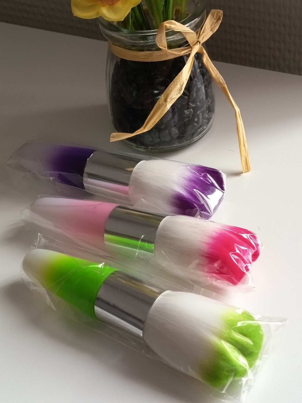 Pinceau de maquillage, au choix parmi 3 couleurs (violet, rose ou vert)