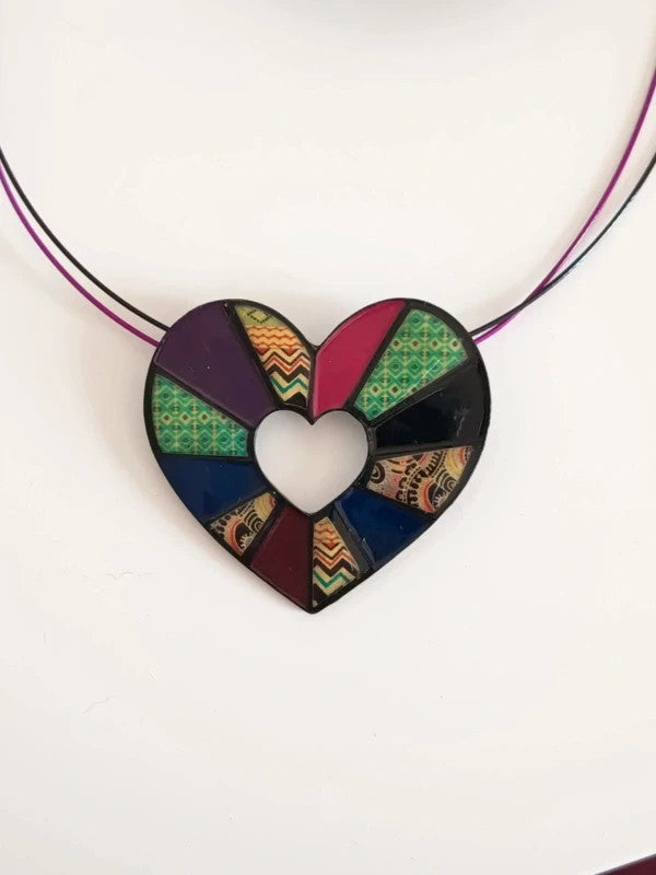 Collier avec un pendentif coeur de différentes couleurs, sans nickel, n°1