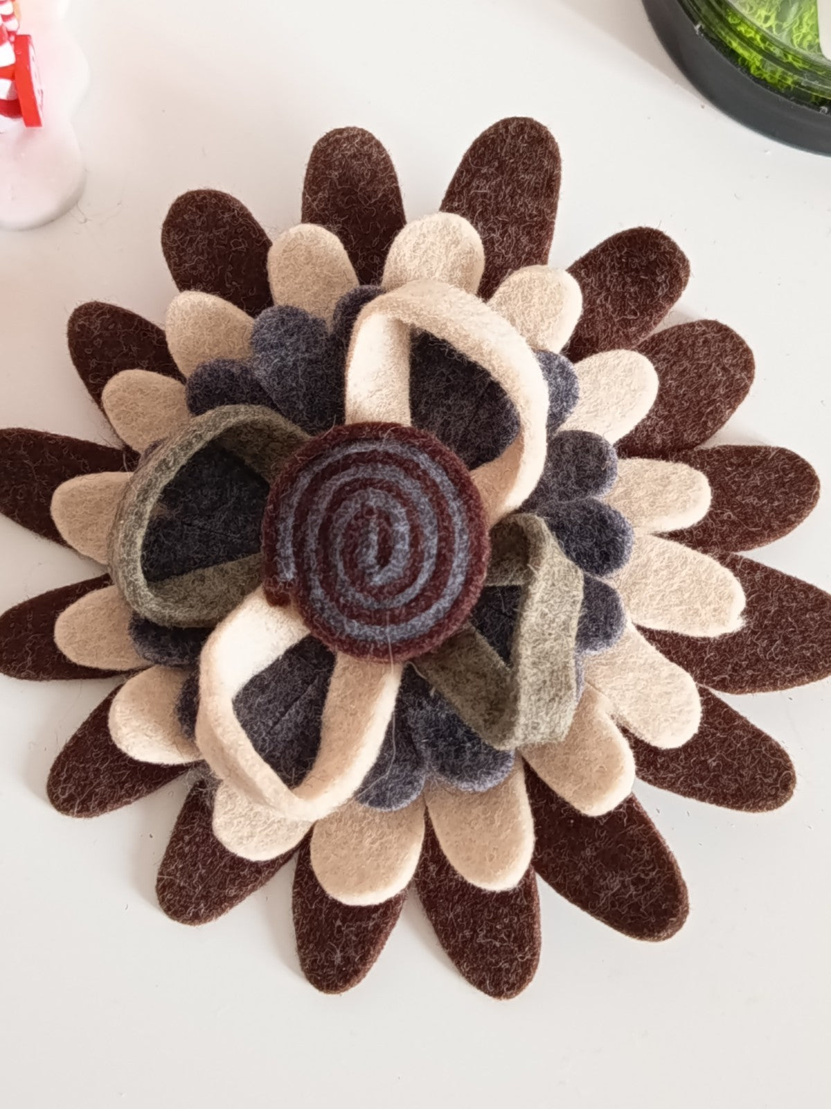 🏵️🦋Très grande broche artisanale en feutrine avec pétales multicouches et un coeur en spirale🦋🏵️