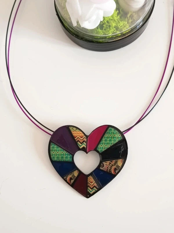 Collier avec un pendentif coeur de différentes couleurs, sans nickel, n°1