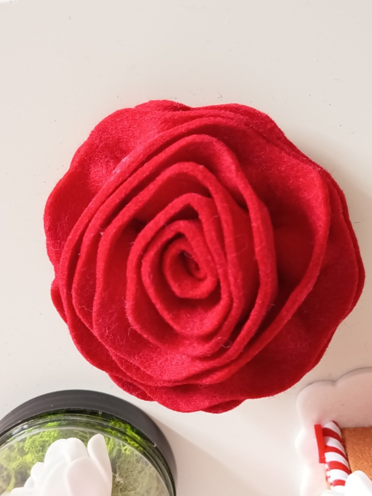 ✨🏵️ Broche Fleur de Rose en Laine Feutrée Rouge - Accessoire Elégant🏵️✨