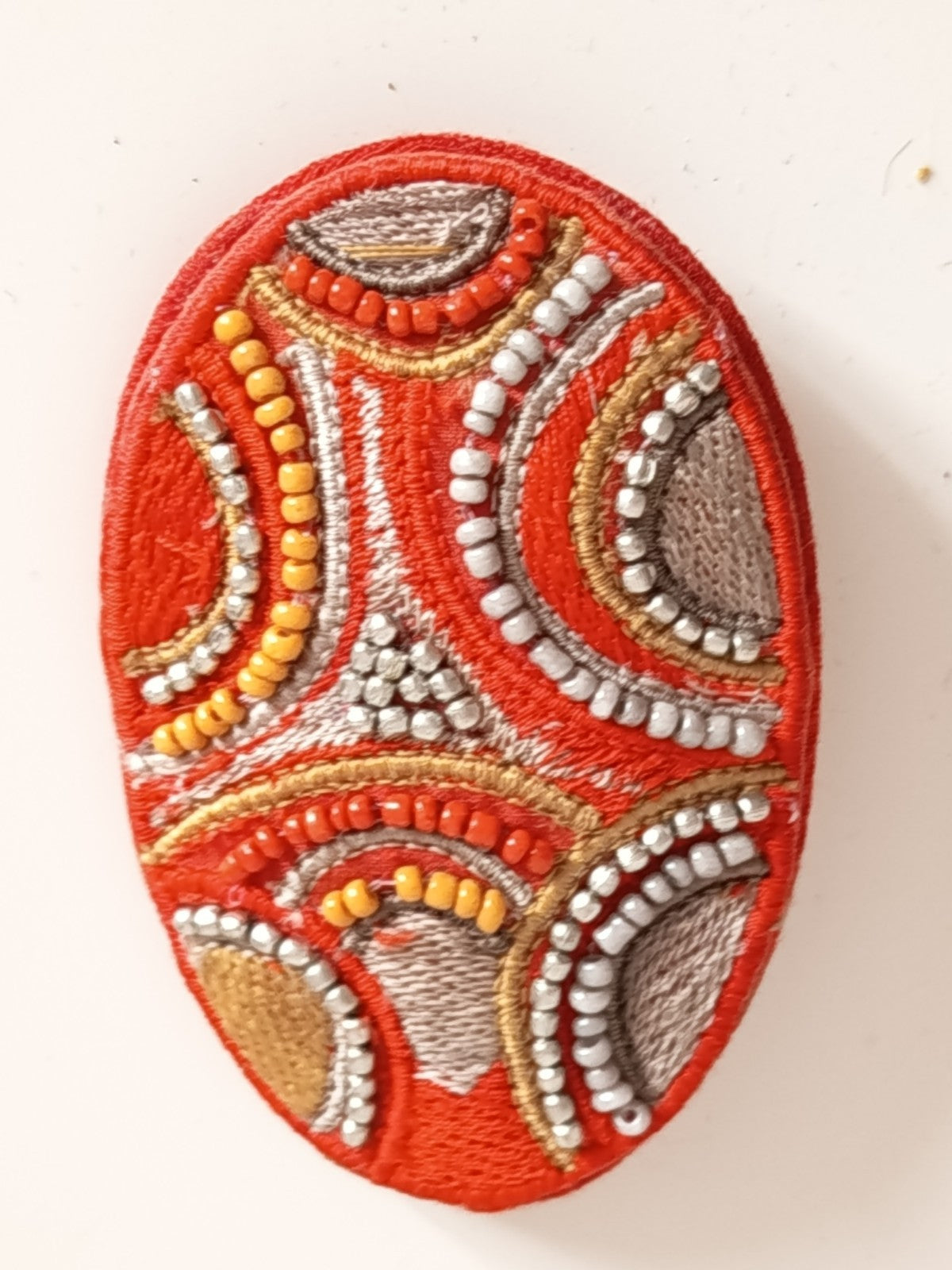 Broche Ovale Brodée à la Main - Style Ethnique & Perles de Rocailles