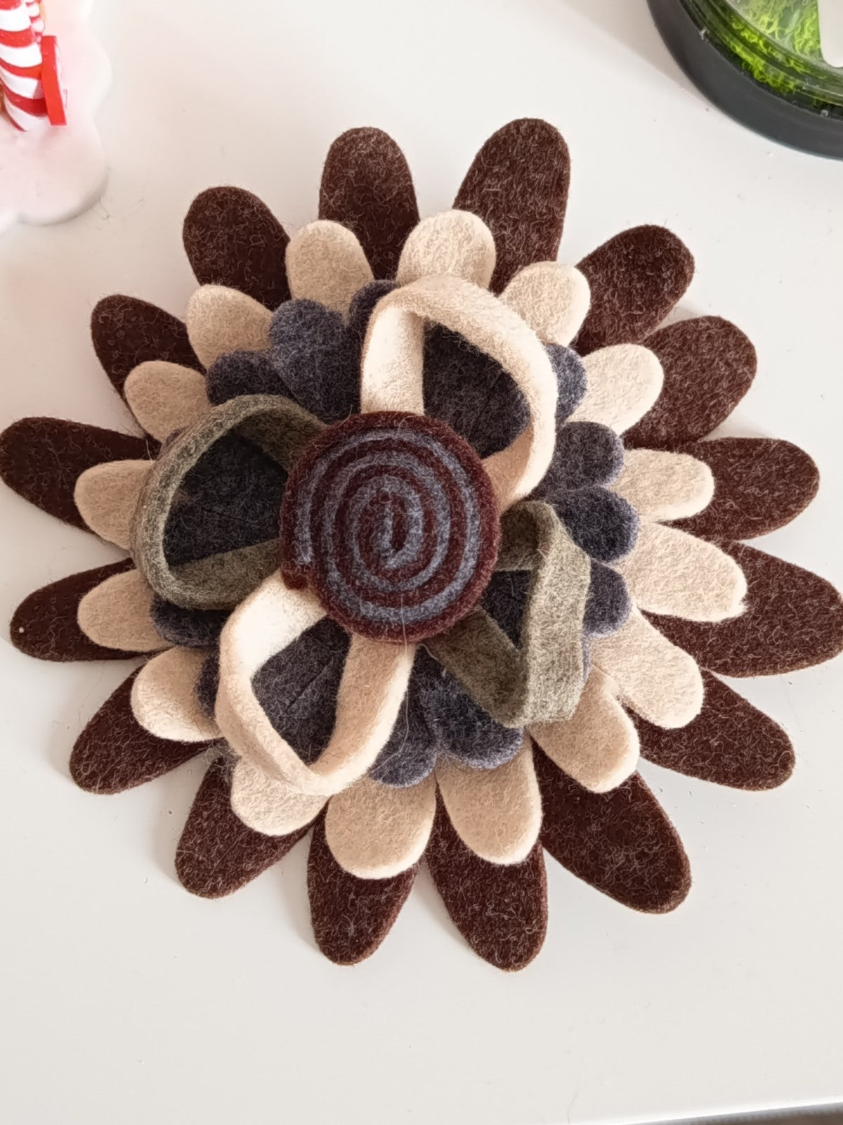 🏵️🦋Très grande broche artisanale en feutrine avec pétales multicouches et un coeur en spirale🦋🏵️