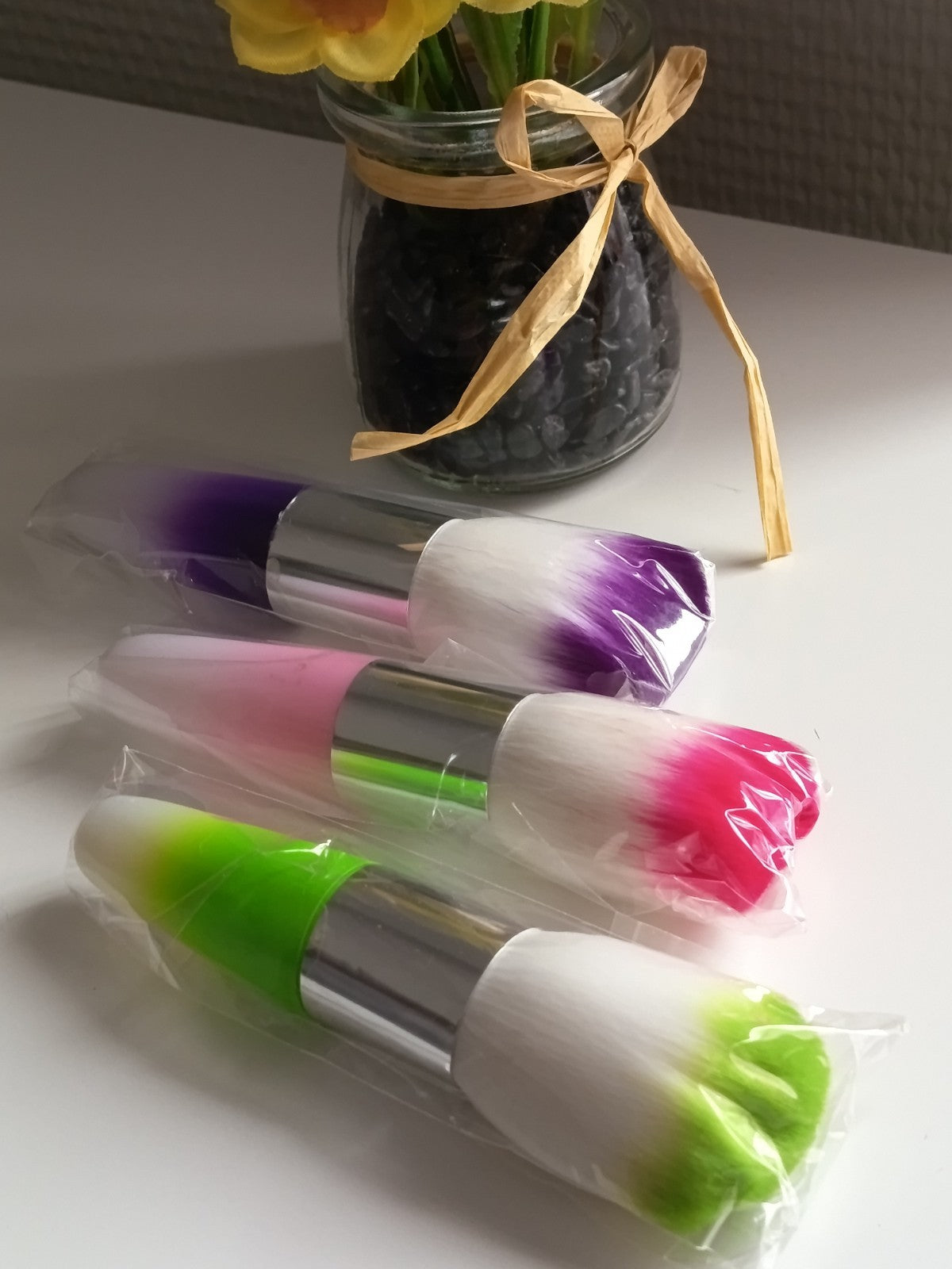 Pinceau de maquillage, au choix parmi 3 couleurs (violet, rose ou vert)