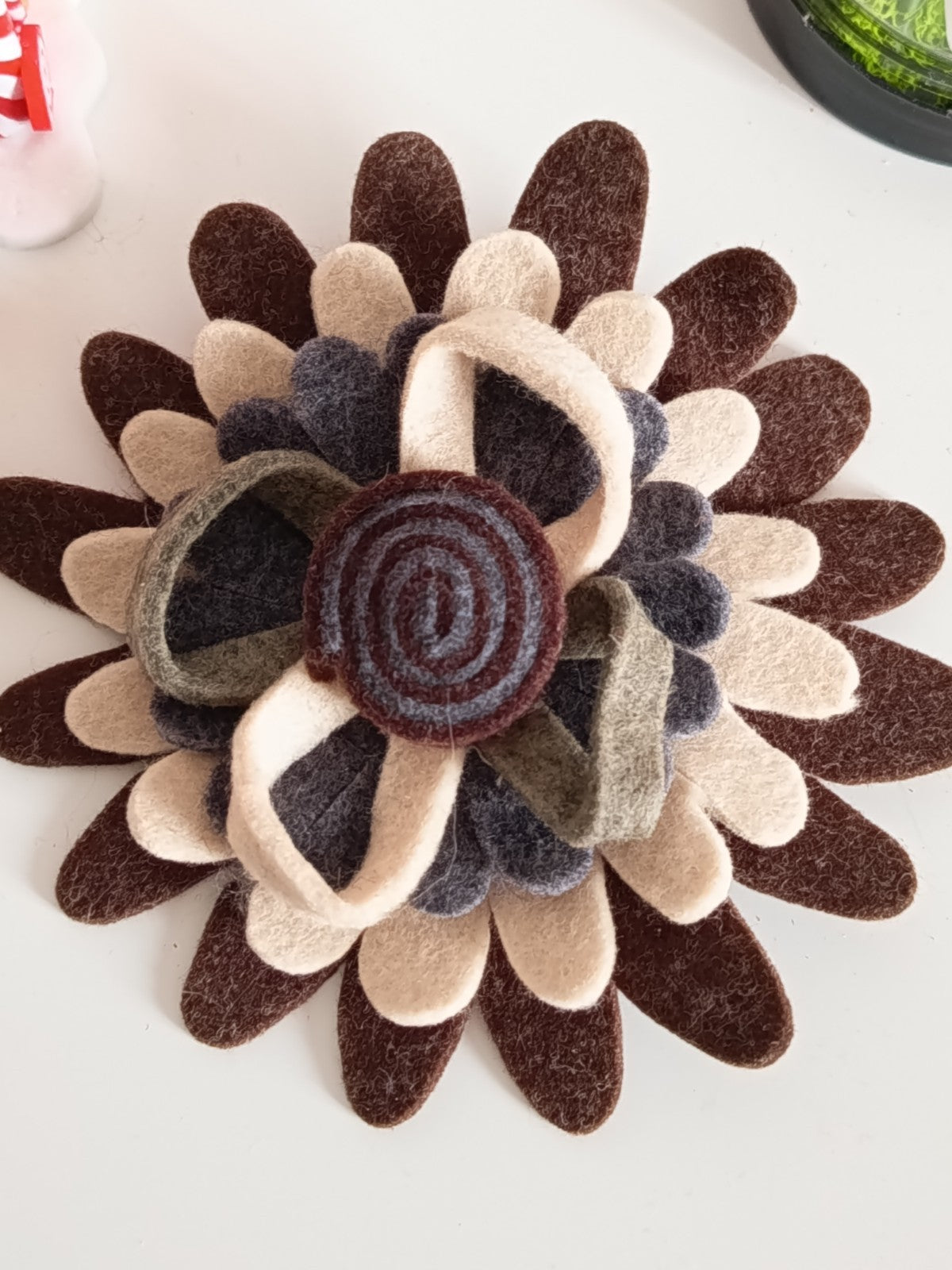 🏵️🦋Très grande broche artisanale en feutrine avec pétales multicouches et un coeur en spirale🦋🏵️