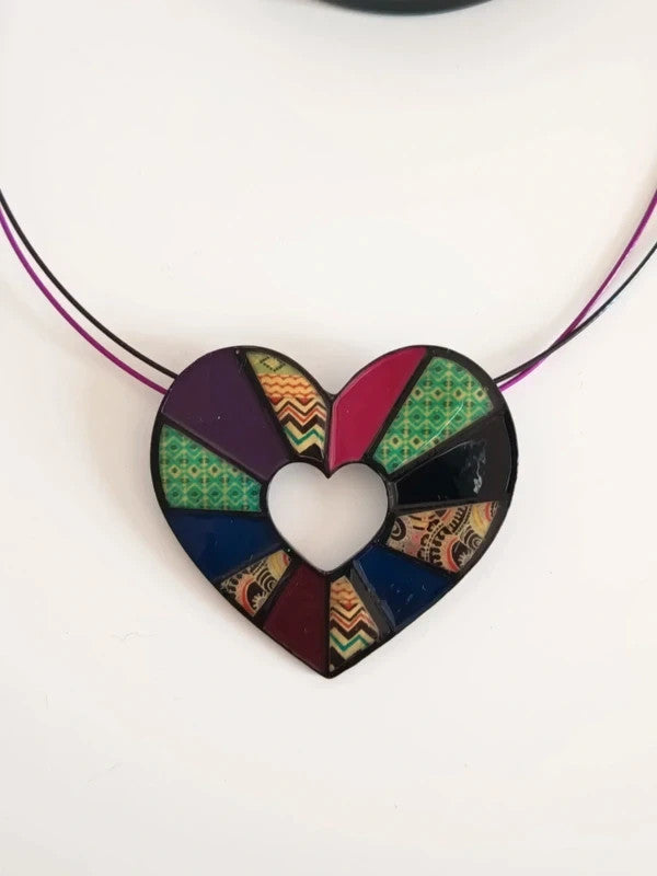 Collier avec un pendentif coeur de différentes couleurs, sans nickel, n°1