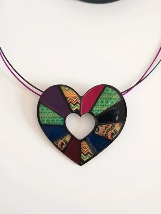 Collier avec un pendentif coeur de différentes couleurs, sans nickel, n°1