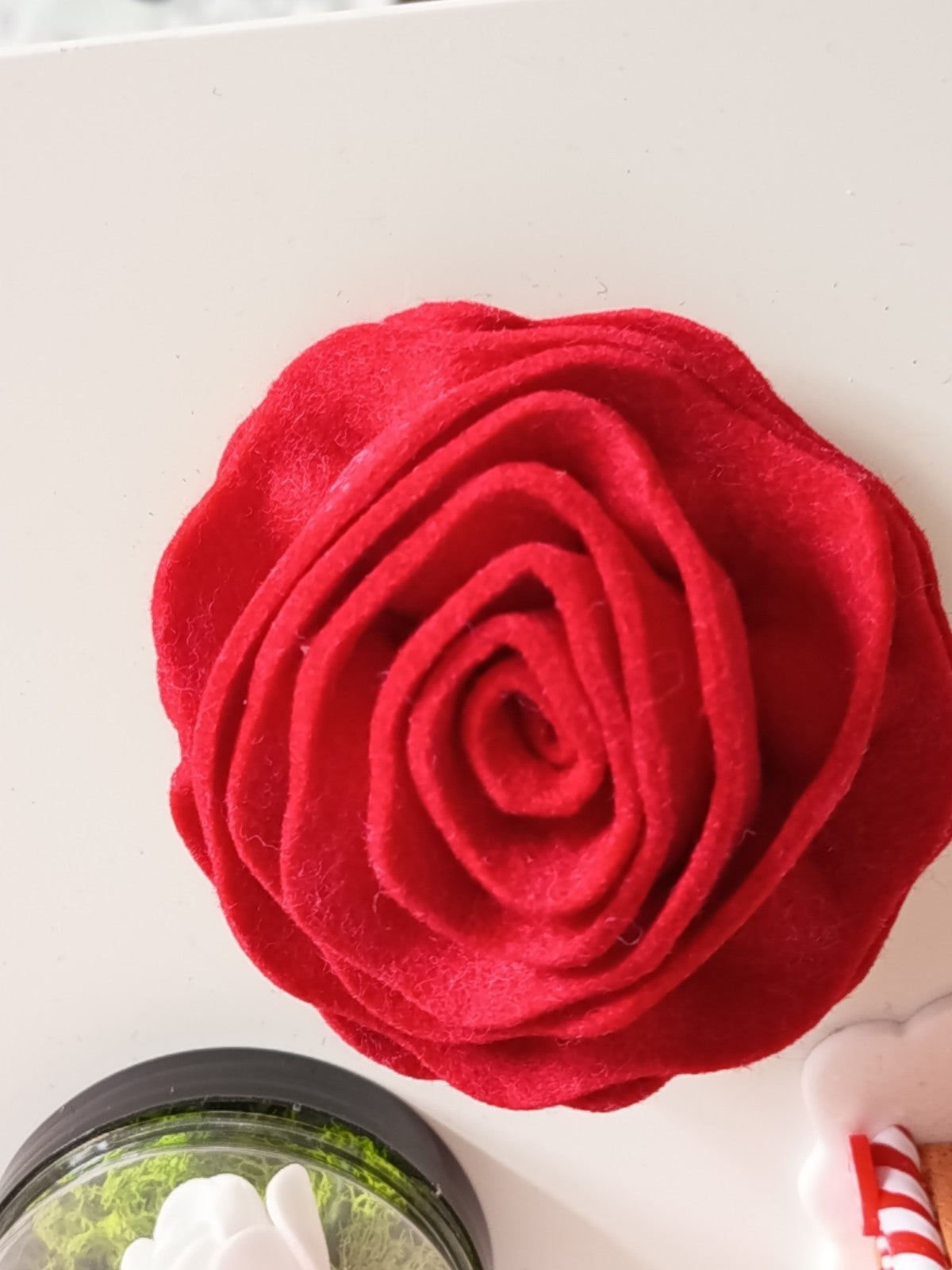 ✨🏵️ Broche Fleur de Rose en Laine Feutrée Rouge - Accessoire Elégant🏵️✨